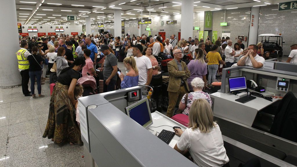 El Gobierno restringe los vuelos a Canarias y Baleares desde este jueves El Gobierno restringe los vuelos a Canarias y Baleares desde este jueves