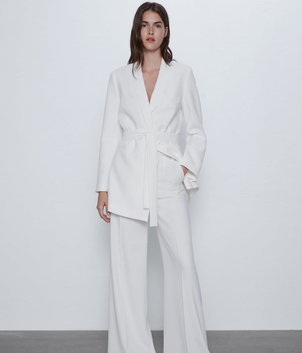 Traje fluido con blazer atada, de Zara