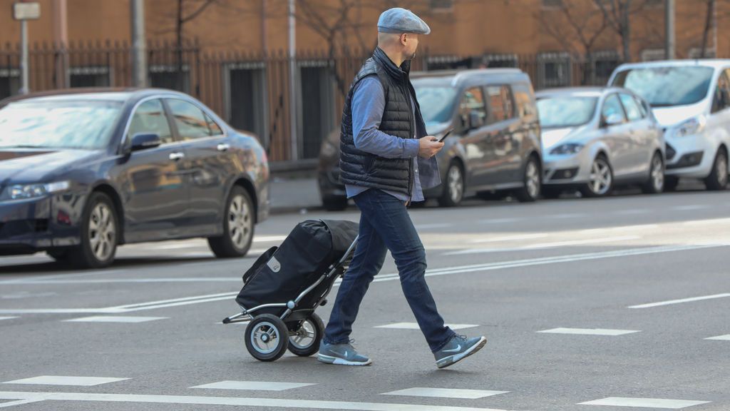 El plano de unos padres octogenarios a su hijo para que vaya a hacerles la compra en el menor tiempo posible