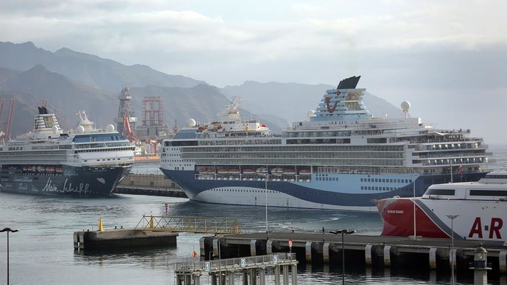 Una decena de cruceros esperan vacíos en Santa Cruz de Tenerife a que pase la pandemia