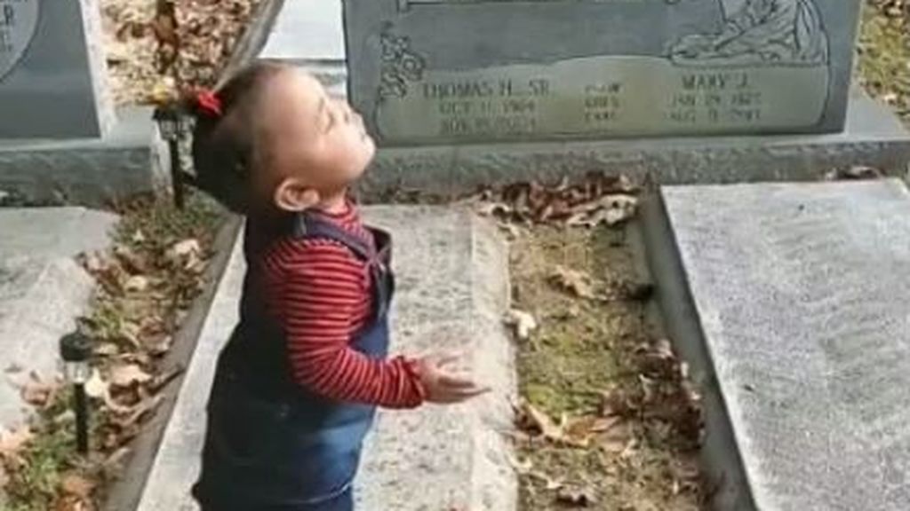 El video de un bebé 'saludando' a un fantasma que se ha vuelto viral El video de un bebé 'saludando' a un fantasma que se ha vuelto viral