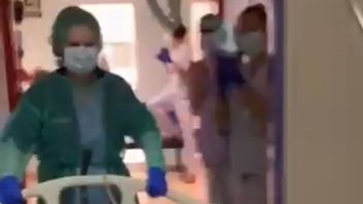 Ovación de los sanitarios al primer paciente que sale de la UCI en el hospital de Castellón