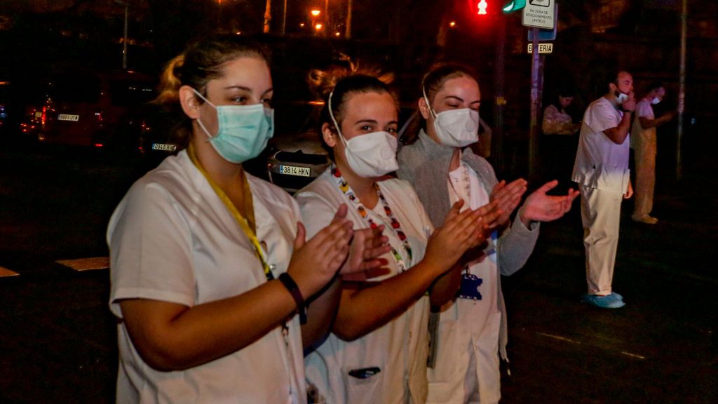 Sanitarios durante los aplausos de los balcones