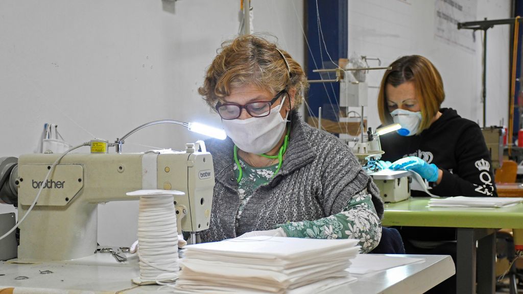 Más de 300 mujeres de Segovia forman un "batallón de costura" para hacer mascarillas