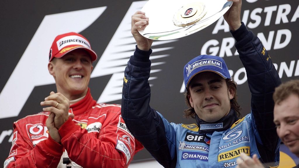 Alonso celebra una victoria ante Schumacher.