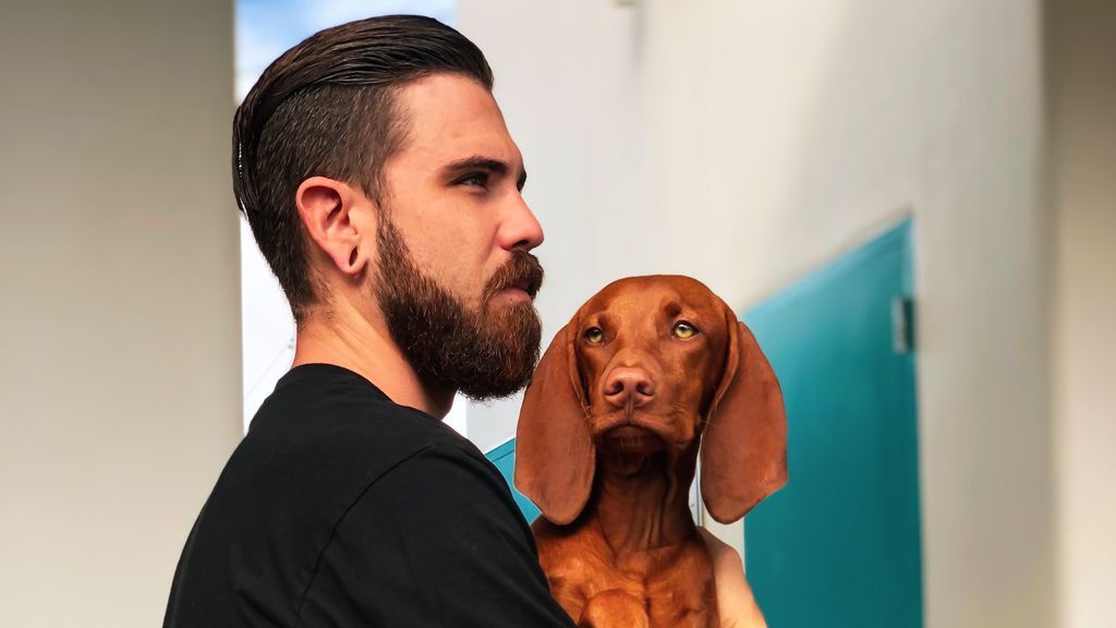 Un chico con su perro