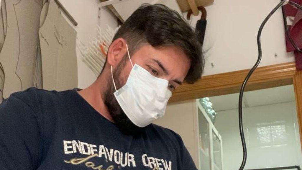 Salva Hernández cose batas y mascarillas en su taller de Murcia