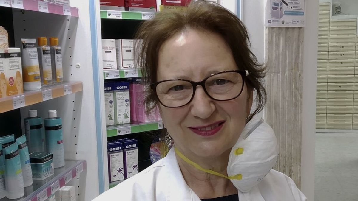 Angelines, el rostro de las farmaceúticas de España: sin mascarillas, termómetros o guantes, pero muy queridas