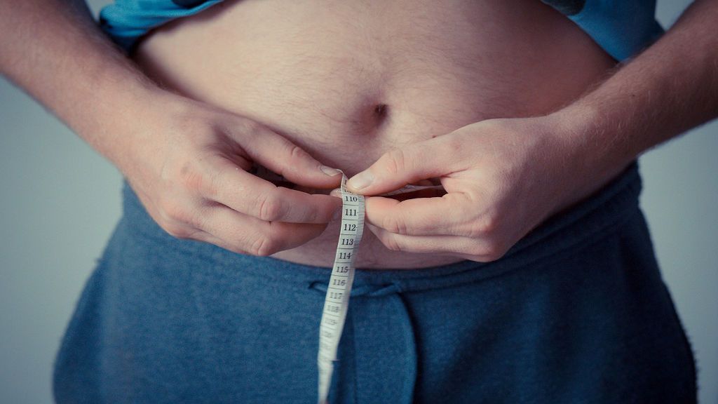 ¿Por qué a los hombres nos sale barriga a partir de cierta edad y cómo evitarlo?