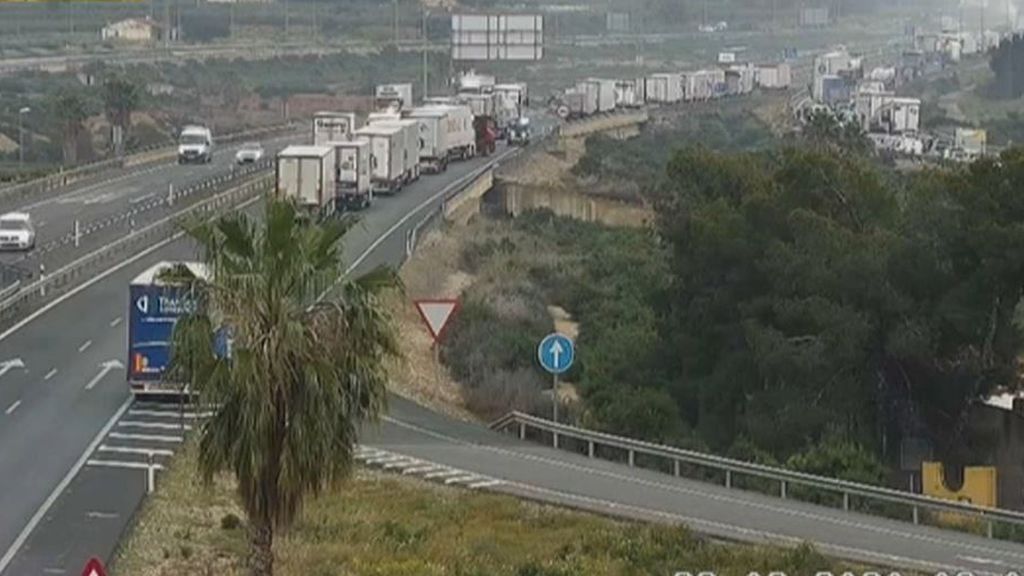 Tres fallecidos al chocar dos camiones y un turismo en Alicante Tres fallecidos al chocar dos camiones y un turismo en Alicante