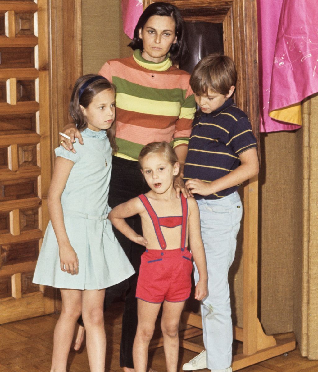 Lucía Bosé, con sus hijos Miguel, Paola y Lucía