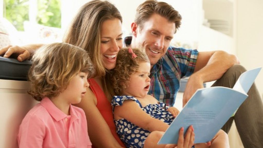 Leer con los más pequeños les ayudará a fomentar su imaginación.