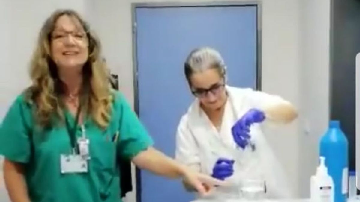Una enfermera de Cádiz explica, a ritmo de chirigota, cómo se desinfecta con lejía Una enfermera de Cádiz explica, a ritmo de chirigota, cómo se desinfecta con lejía