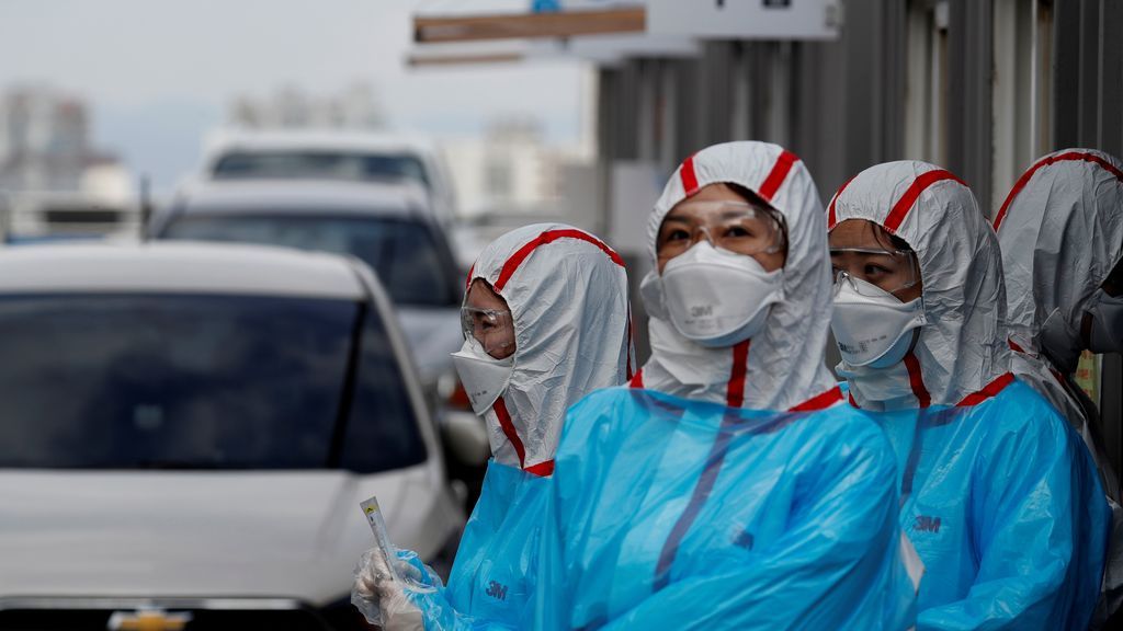 Un grupo de sanitarias realizan pruebas exprés del COVID-19 en una calle de China