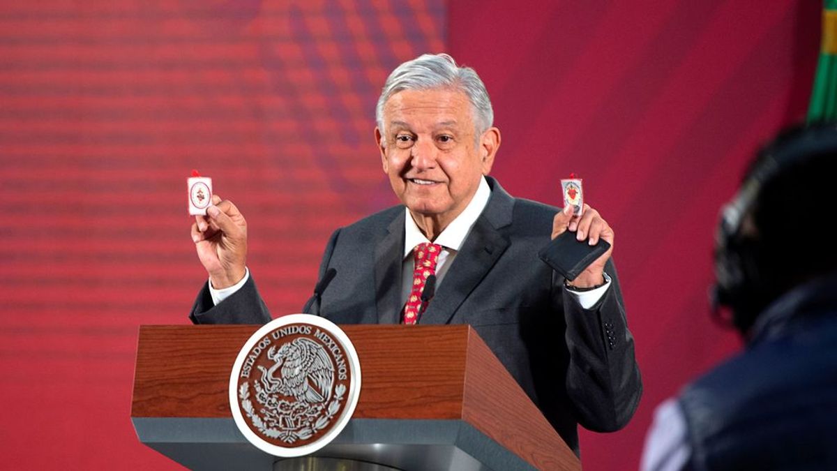 López Obrador anima a los mexicanos "a salir a comer" y a "no panicar" López Obrador anima a los mexicanos "a salir a comer" y a "no panicar"