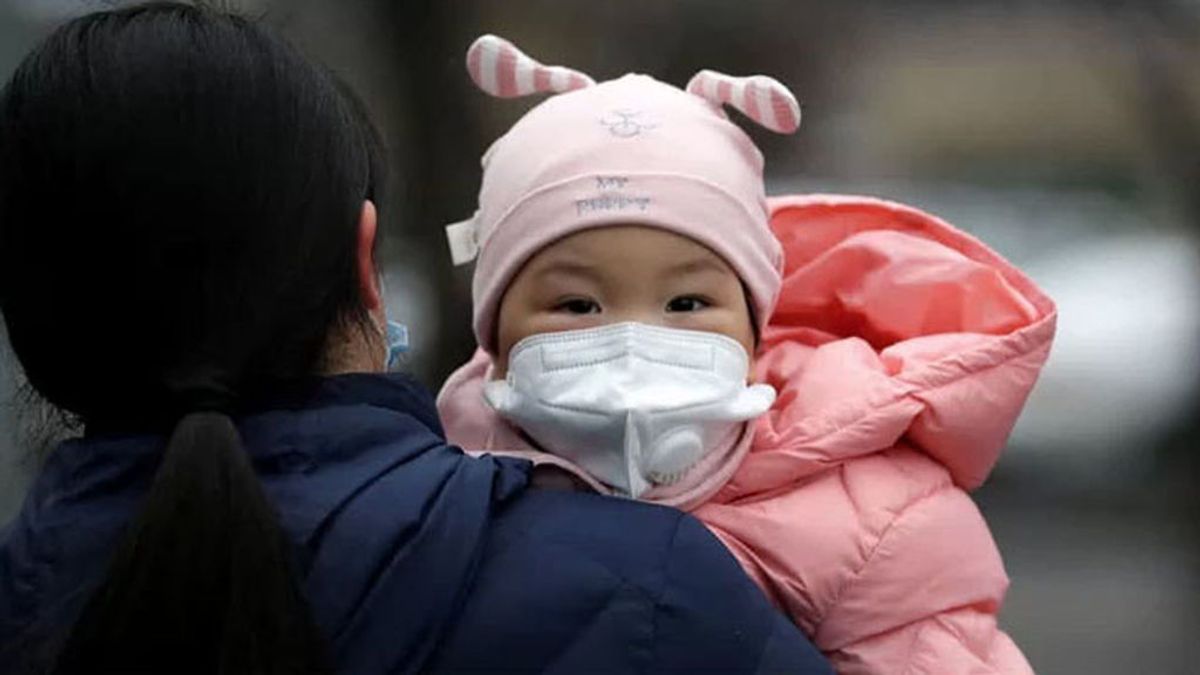 Una niña con mascarilla