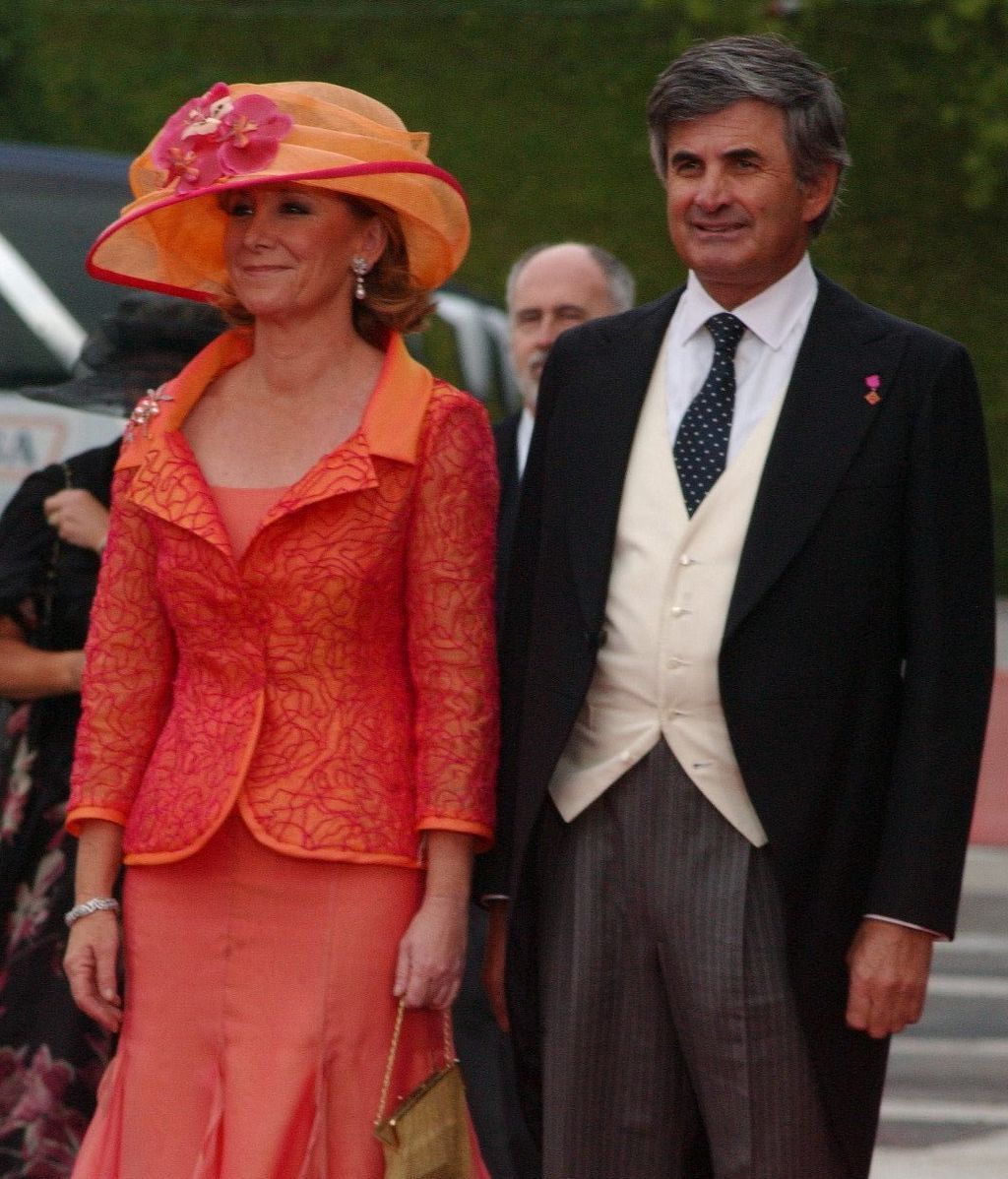 Esperanza Aguirre y su marido, en la boda de Felipe y Letizia