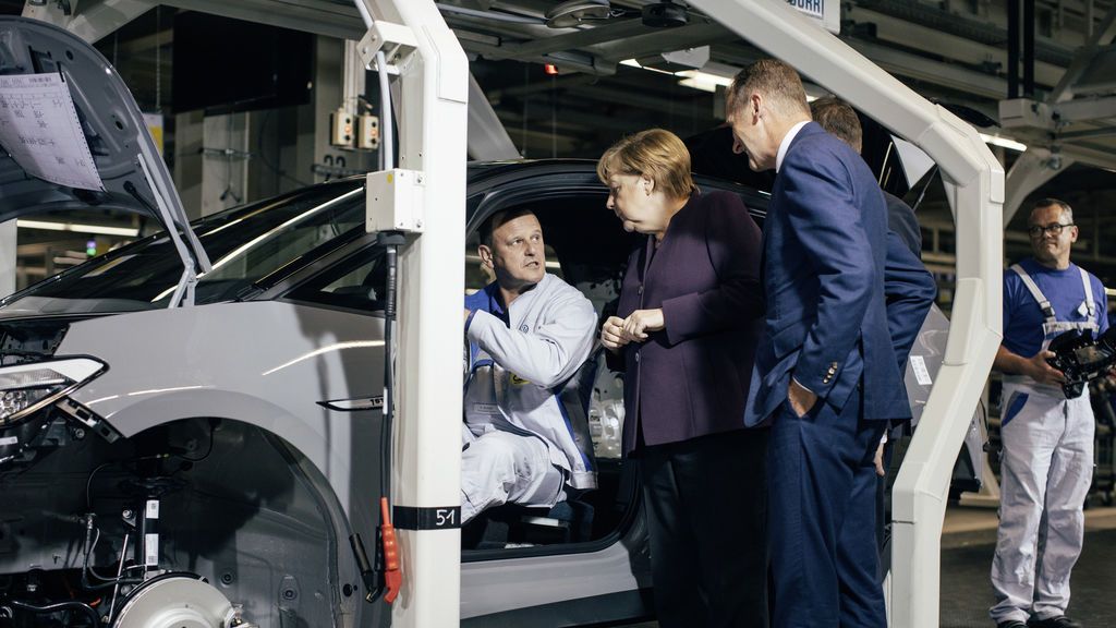 ANGELA MERKEL VISITA UNA FABRICA EN EUROPA