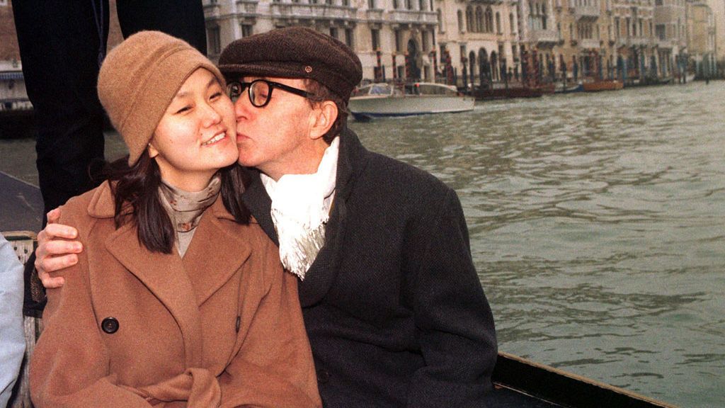 Woody Allen y Soon-Yi, en una góndola de Venecia, tras su boda (1997)