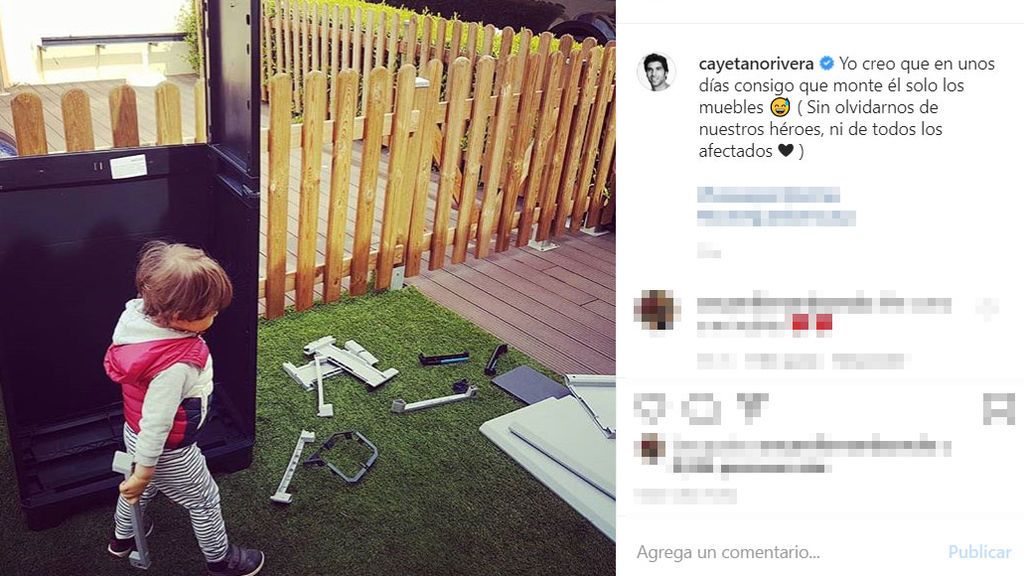 El hijo de Eva Gonzalez y Cayetano ayuda a montar muebles en casa