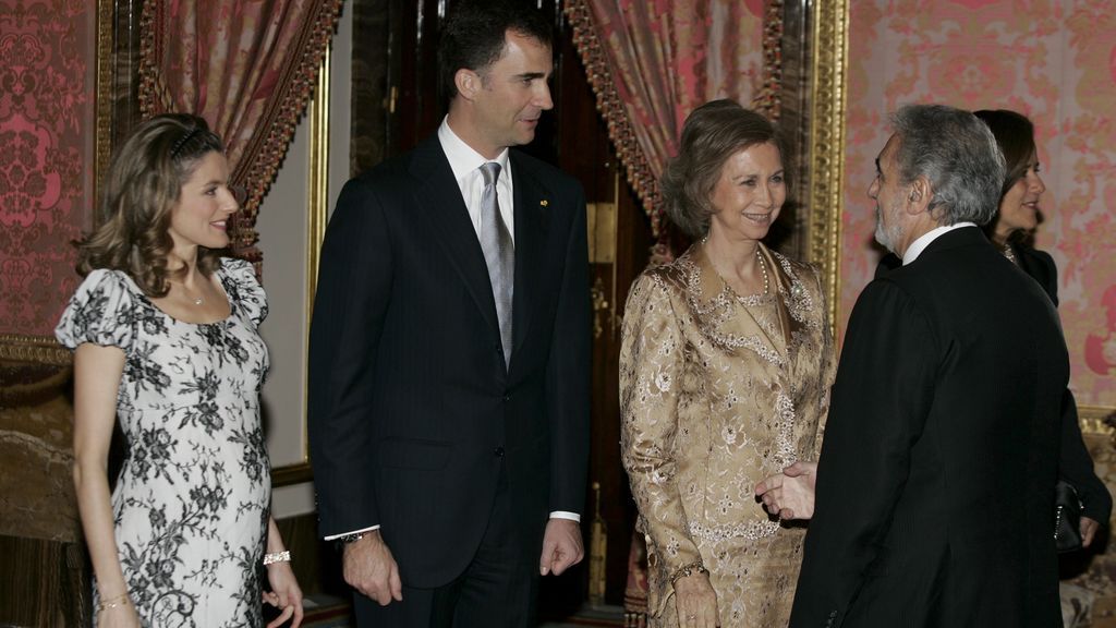 La reina Sofía y los por entonces príncipes de Asturias reciben a Plácido Domingo (2007)