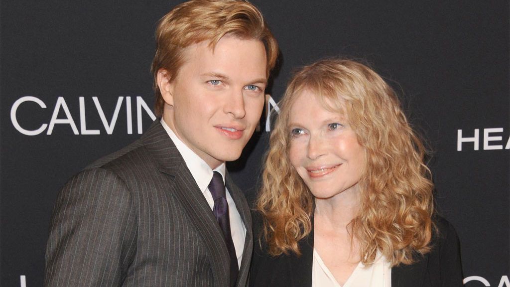 Ronan Farrow con su madre, Mia Farrow. en un evento en Los Ángeles (2018)