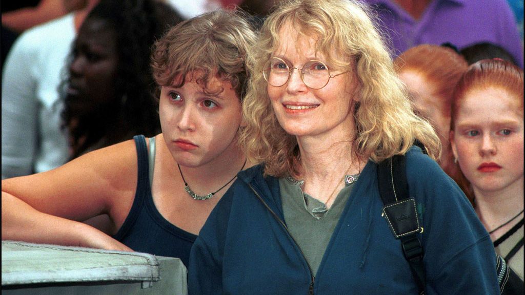 Mia Farrow con su hija Dylan (antes llamada Eliza), en 2001