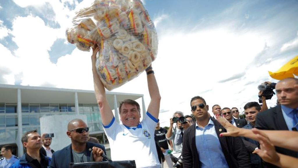 Jair Bolsonaro, este martes en un acto público rodeado de miles de seguidores en pleno aumento de casos de coronavirus en el país