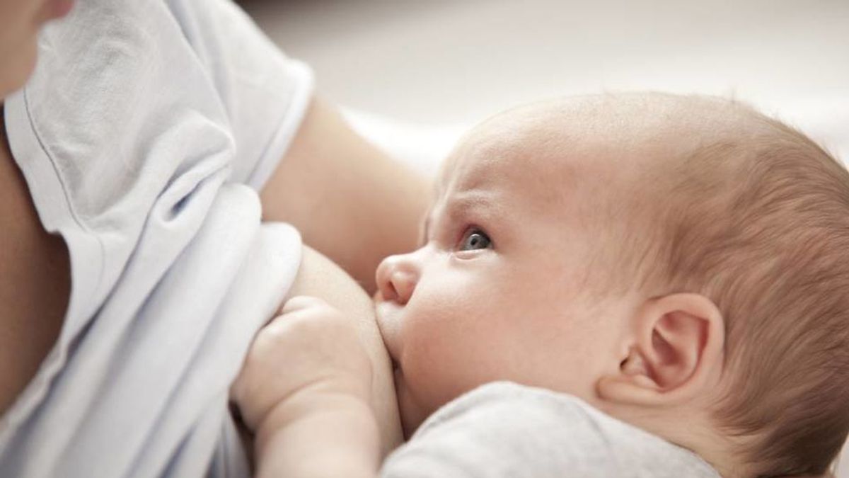 La OMS recomienda a las madres con Covid-19 dar la lactancia pero usando mascarilla