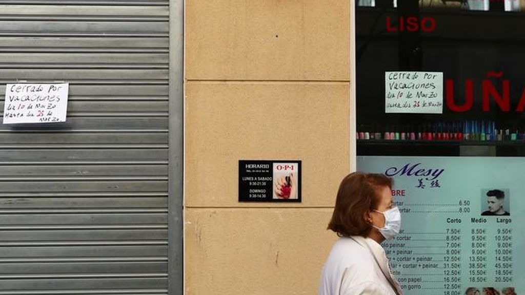 Carteles en un comercio señalando el cierre