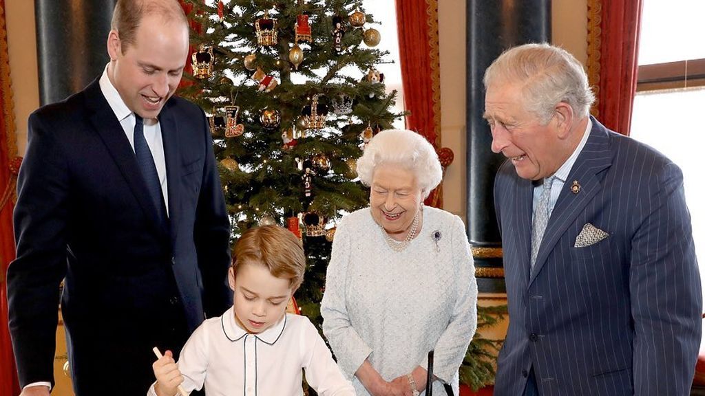 La reina, su hijo, su nieto y su bisnieto, en la felicitación navideña de 2019