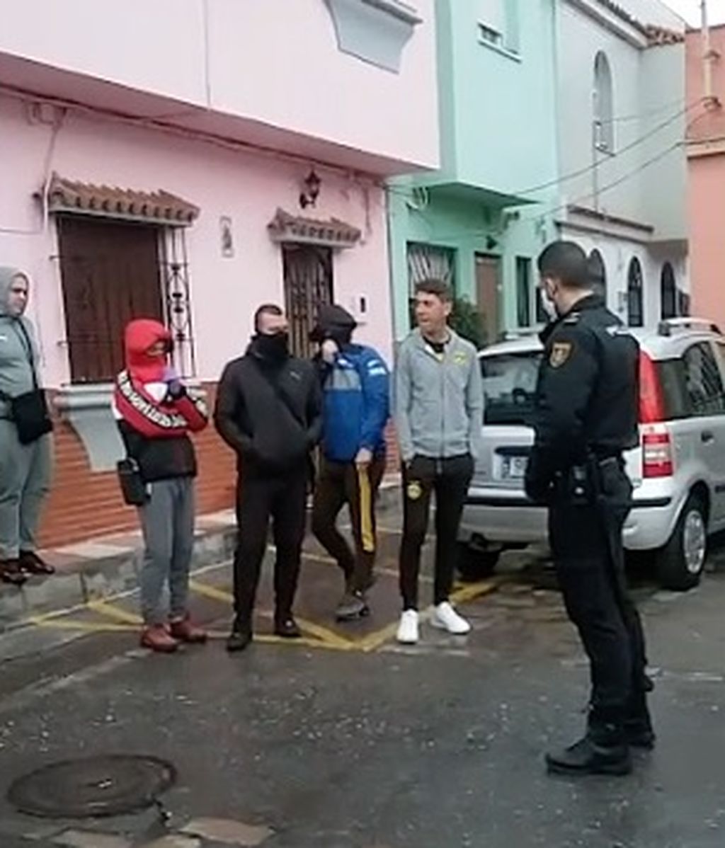 Un grupo de jóvenes se enfrenta a la policía