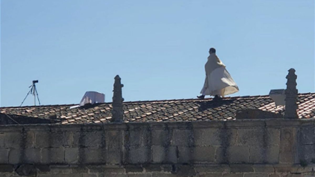 El párroco de un pueblo de Cáceres bendice la localidad desde el tejado de la iglesia