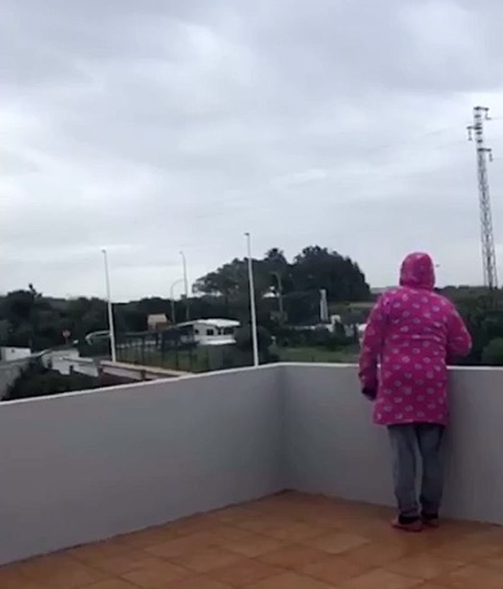 Una mujer increpa a la caravana que traslada a los ancianos
