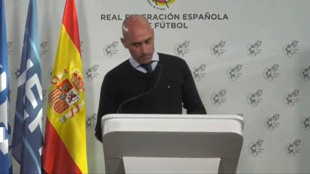 Rubiales cumple las medidas de prevención del coronavirus a rajatabla: tose en el codo y usa el boli para arrascarse