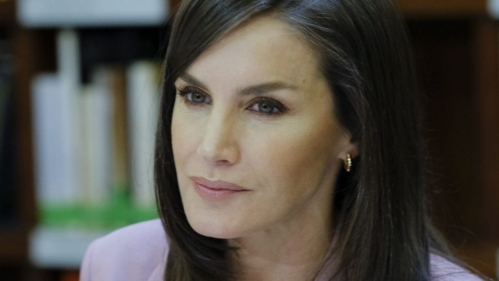 Letizia está aislada, sola y separada de Felipe y sus hijas: el confinamiento de la reina en Zarzuela