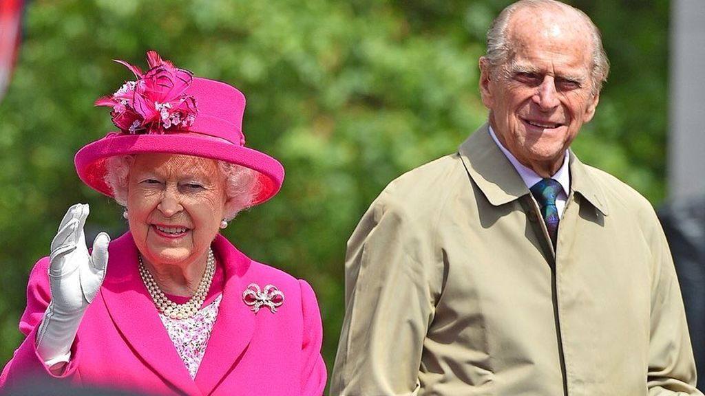 La reina de Inglaterra, junto al duque de Edimburgo