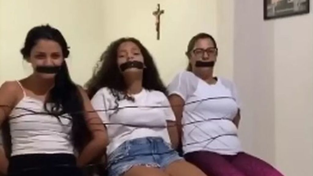 Un futbolista ata y amordaza a las mujeres de su familia en plena cuarentena: "Solo así podemos estar en casa" Un futbolista ata y amordaza a las mujeres de su familia en plena cuarentena: "Solo así podemos estar en casa"