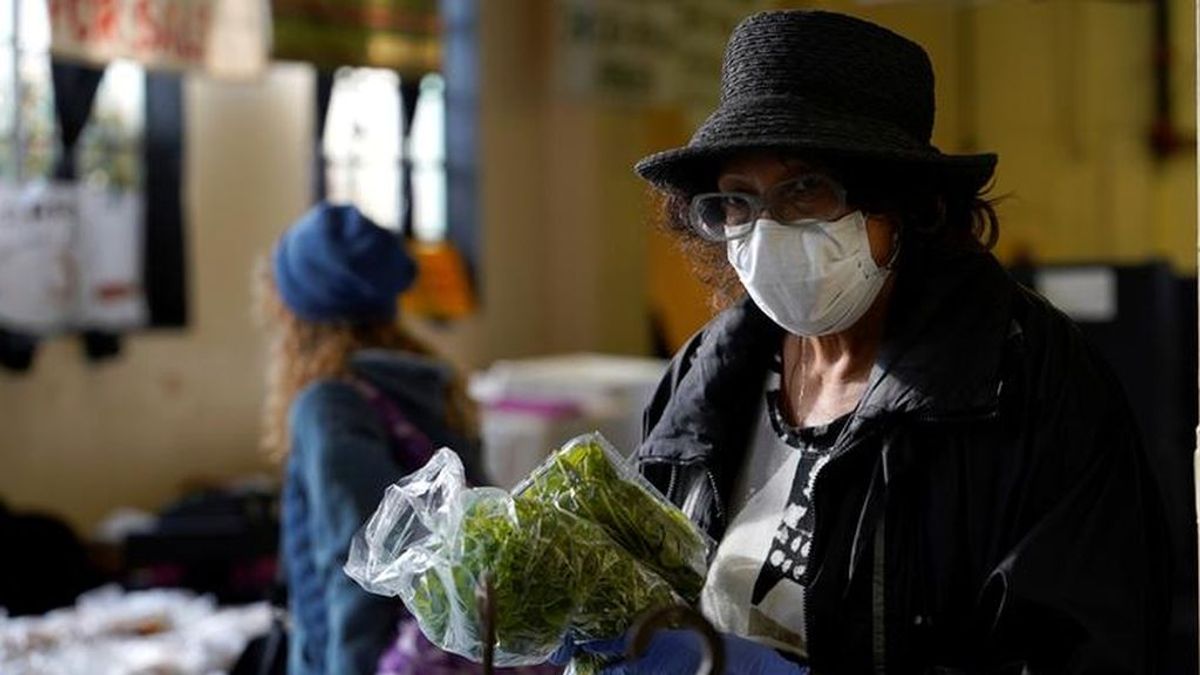 El tierno mensaje de la señora mayor a su vecina en la lista de la compra: "Te quiero, me he puesto guantes para no infectarte"