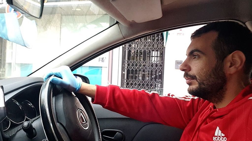 Samir Larbi circulando en su taxi por Ceuta