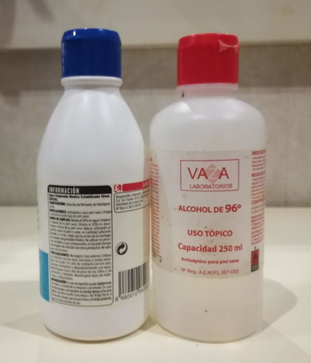 Alcohol de farmacia y agua oxigenada.