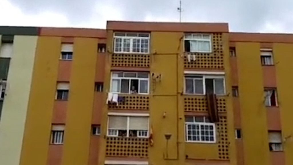 Los linenses aplauden desde sus casas a los ancianos
