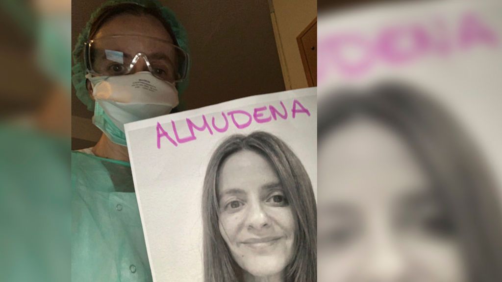Almudena Castro, la médica que pega su foto a la mascarilla para que los enfermos le vean la cara Almudena Castro, la médica que pega su foto a la mascarilla para que los enfermos le vean la cara