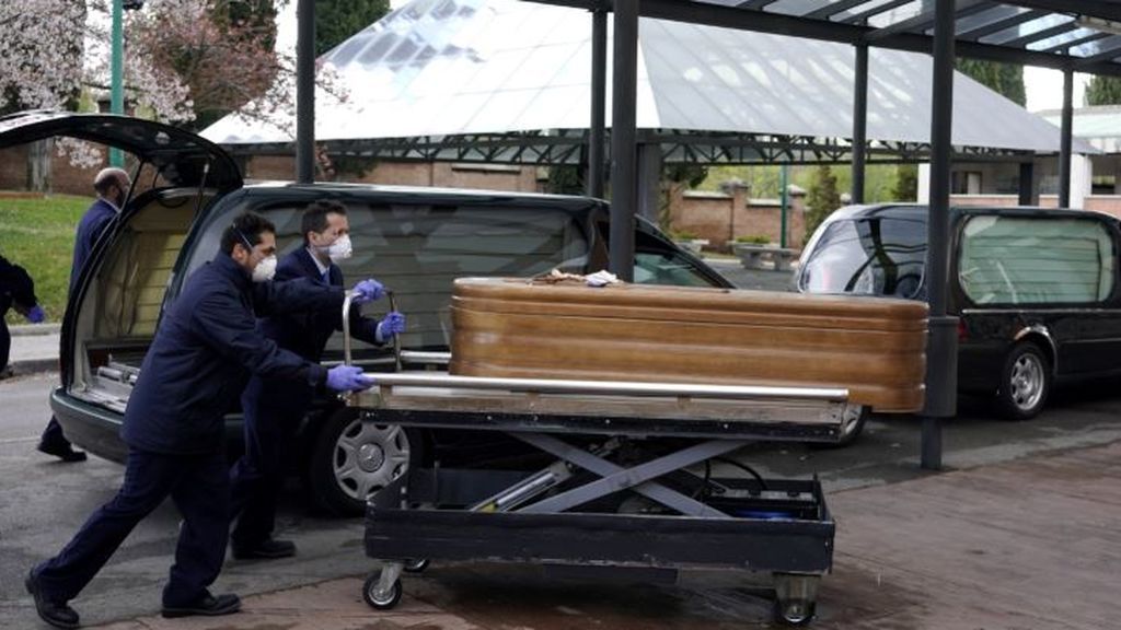 Empleados de una funeraria en el cementerio de La Almudena