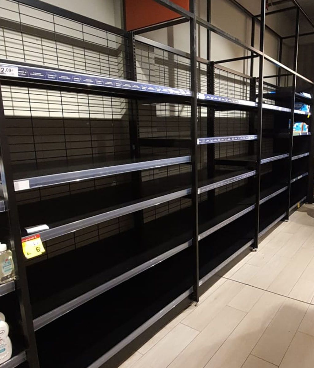 Estantería vacía en un supermercado