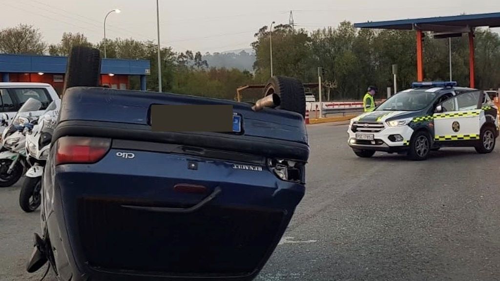 Un fugitivo sin carnet se estrella contra un peaje de Baiona tras huir de un control policial Un fugitivo sin carnet se estrella contra un peaje de Baiona tras huir de un control policial