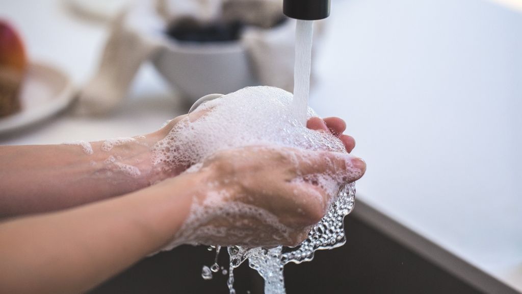 Cuarentena sin salir: ¿me tengo que lavar las manos también si no salgo de casa?