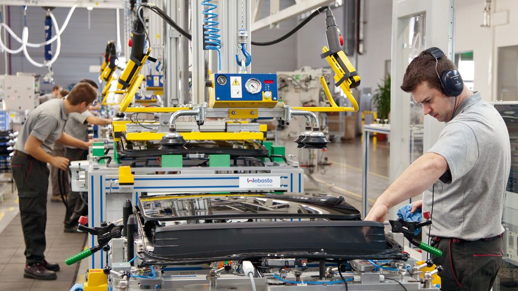 Trabajadores de Webasto en uno de sus centros de producción
