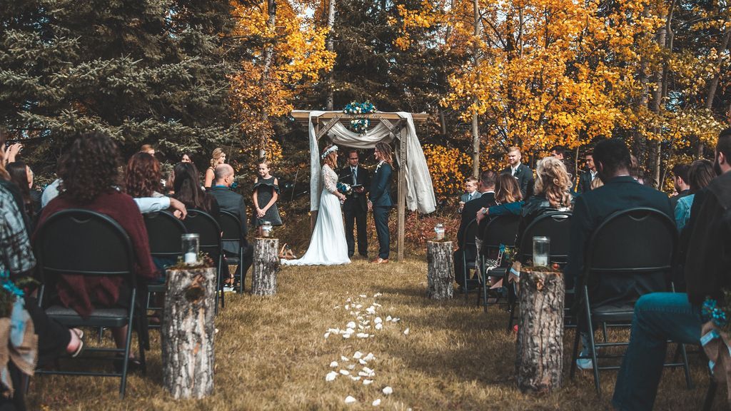 ¿Boda de invierno? Estas ideas de peinados, zapatos y vestidos van a salvar tu día