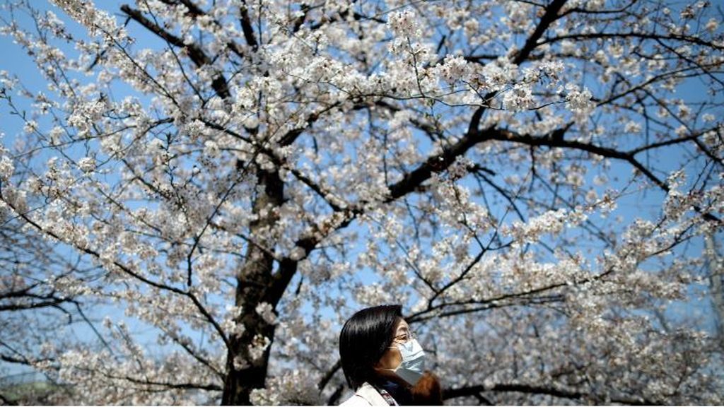 Imagen de una mujer con mascarilla en Tokio, Japón país con más de 2.000 contagiados por coronavirus